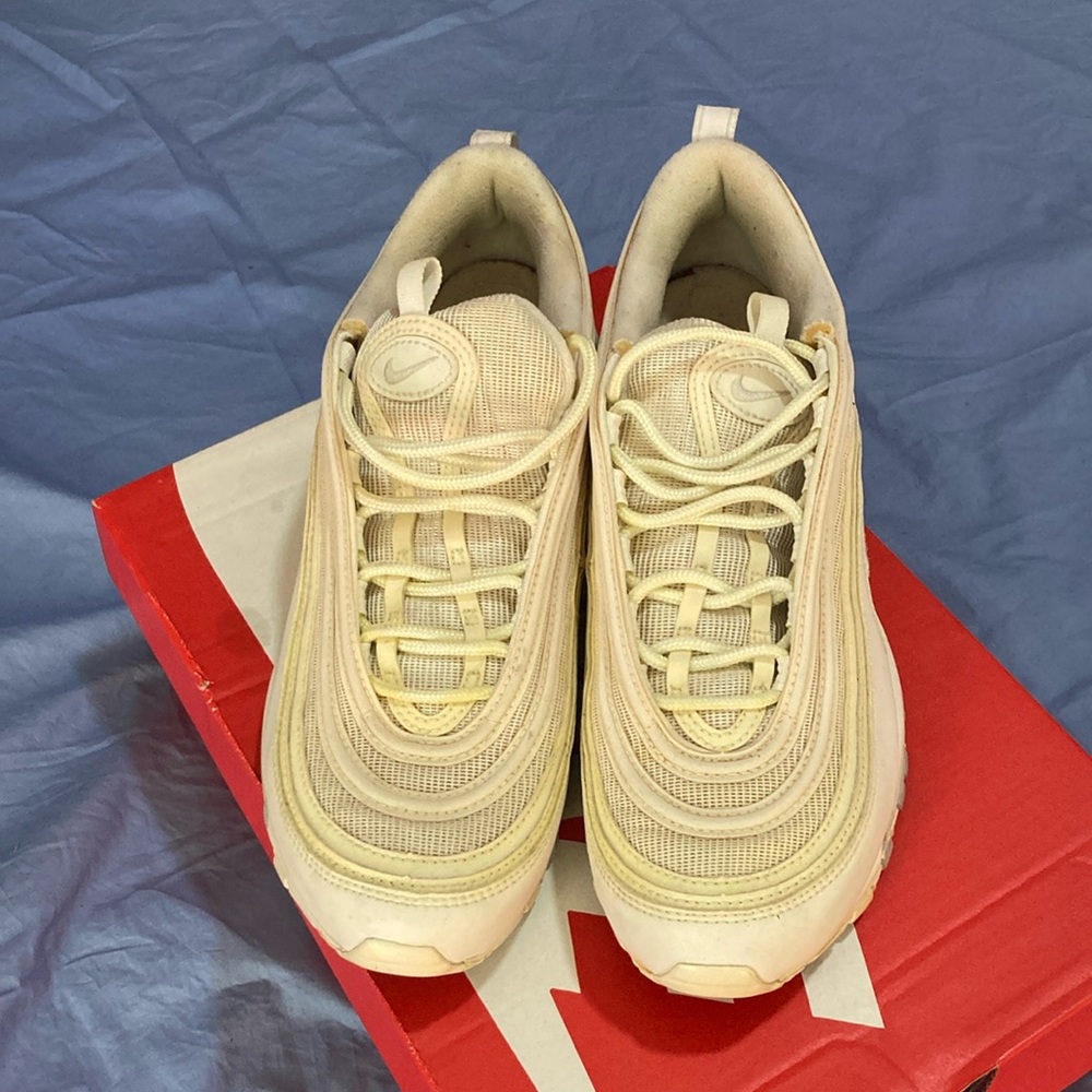 Used nike was white now yellow after washing